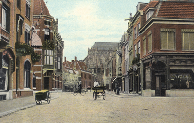 625 Gezicht in de Korte Jansstraat te Utrecht met op de achtergrond de Domkerk en rechts de voorgevel van het huis op ...